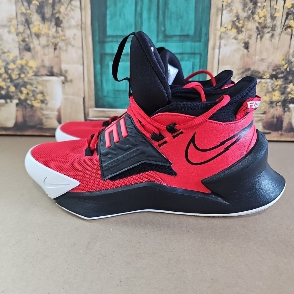 NIKE Future Court Boy's Red/Black Basketball Sneakers‎ 7Y